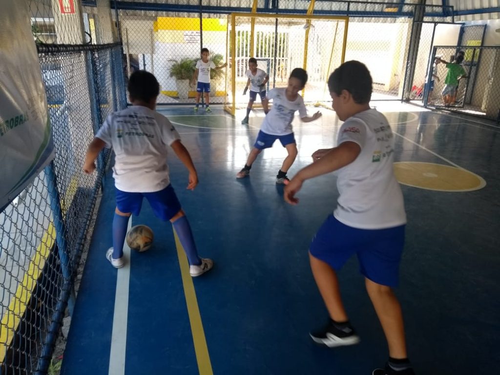 Grupo Do Jogo De Bola Bola Das Crianças Do Esporte E Dos Jogos